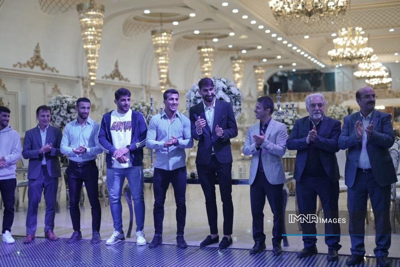 حضور قهرمانان ‌کشتی‌فرنگی و گلر تیم ملی فوتبال در مراسم خیریه +عکس