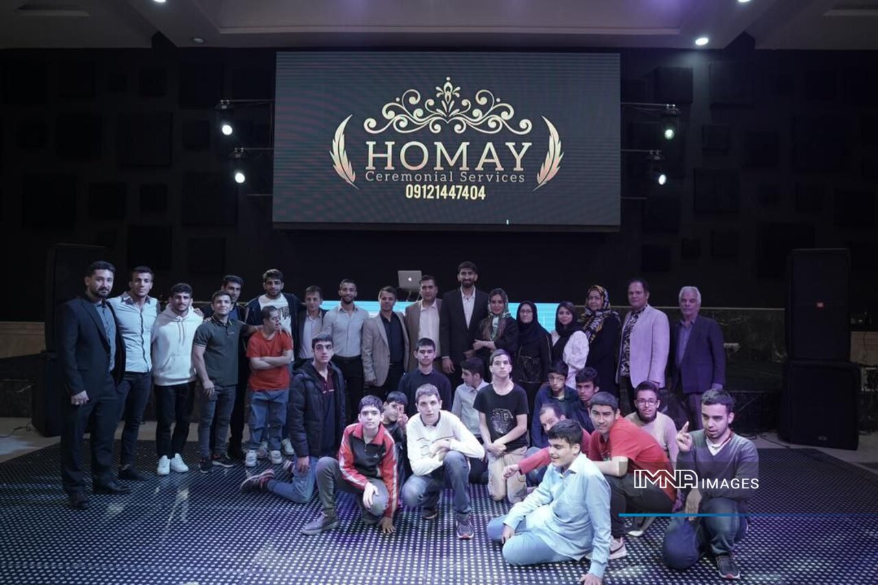 حضور قهرمانان کشتیفرنگی و گلر تیم ملی فوتبال در مراسم خیریه +عکس