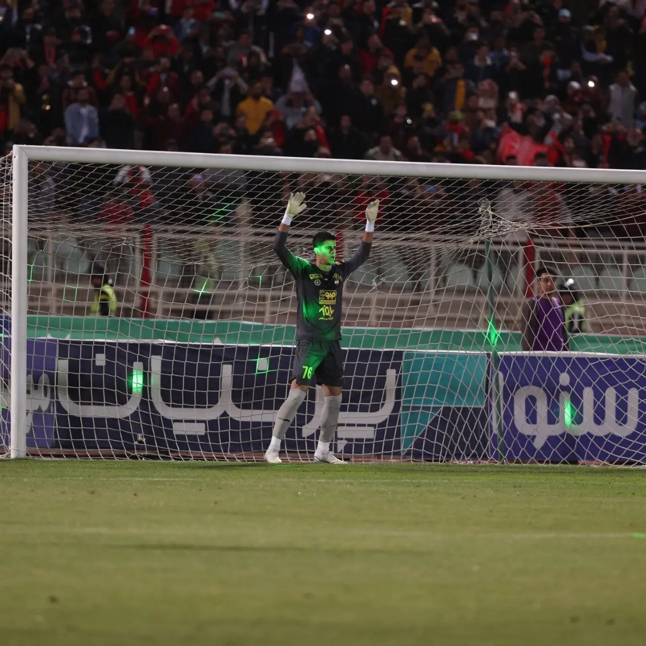 ۲۰هزار لیزر در چشمهای پیام نیازمند!+عکس