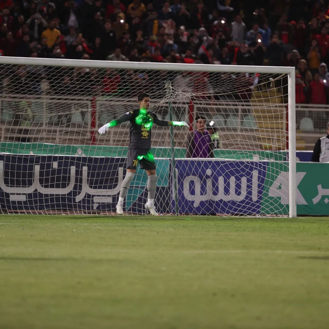 ۲۰هزار لیزر در چشمهای پیام نیازمند!+عکس