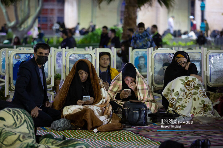 مراسم شب قدر در گلستان شهدای اصفهان
