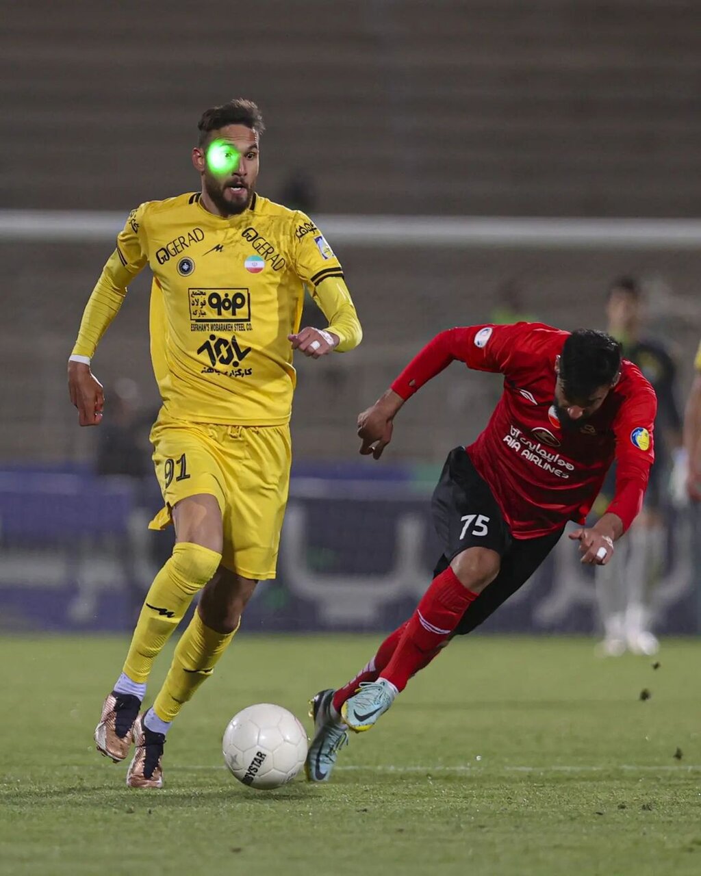 اشتباه عجیب در بازی سپاهان و تراکتور/زردپوشان از ناظر دیدار با تراکتور شکایت میکنند؟