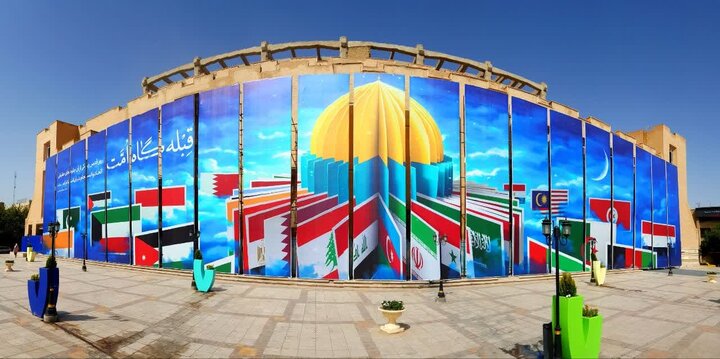 رونمایی از دیوارنگاره «قبله‌گاه امت» / نصب ۴۴ المان سرو در میدان امام (ره) اصفهان