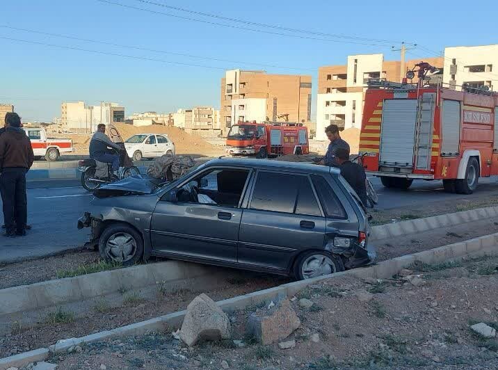 تصادف زنجیرهای سه دستگاه خودروی سواری در محور خمینیشهر + عکس