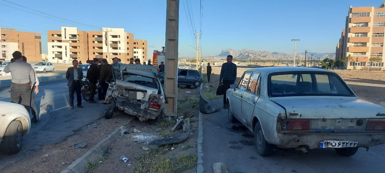 تصادف زنجیرهای سه دستگاه خودروی سواری در محور خمینیشهر + عکس