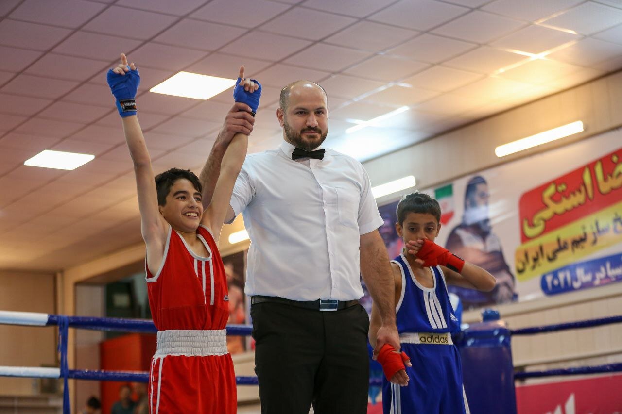 خمینیشهر و دهاقان بر سکوی قهرمانی مسابقات بوکس