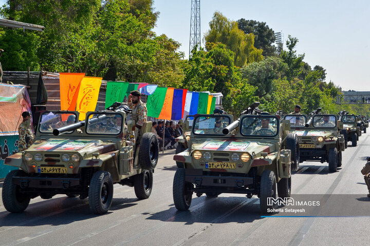 رژه خودرویی یگان‌های نظامی و انتظامی شیراز در روز ارتش