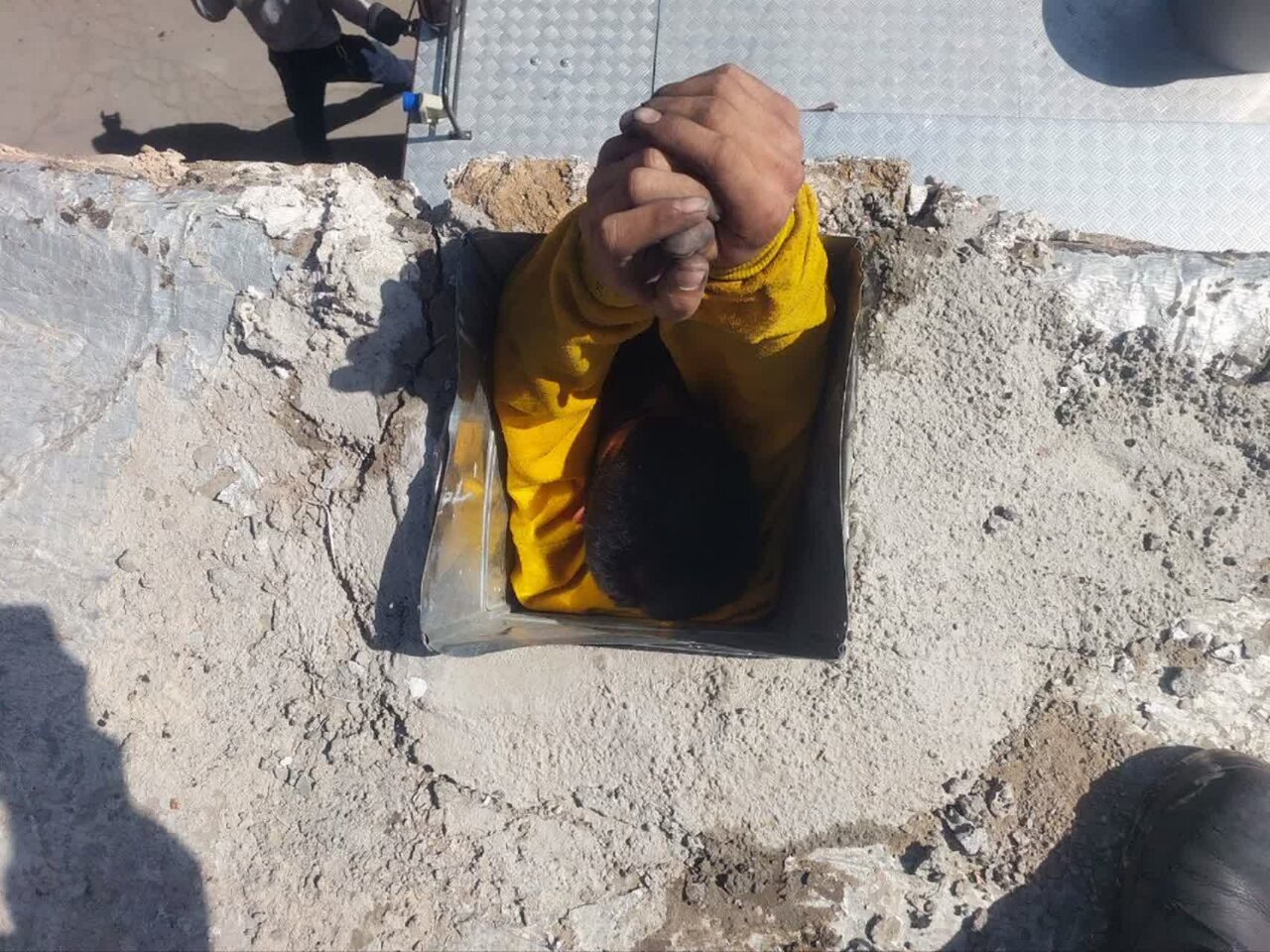 محبوس شدن یک مرد ۲۵ ساله در کانال کولر + عکس