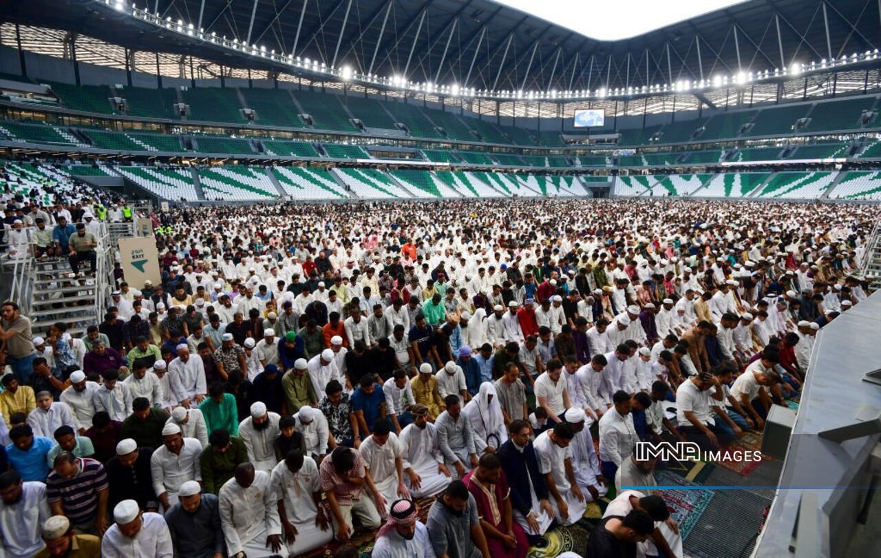 برپایی نماز عید فطر در ورزشگاه جام‌جهانی قطر +عکس