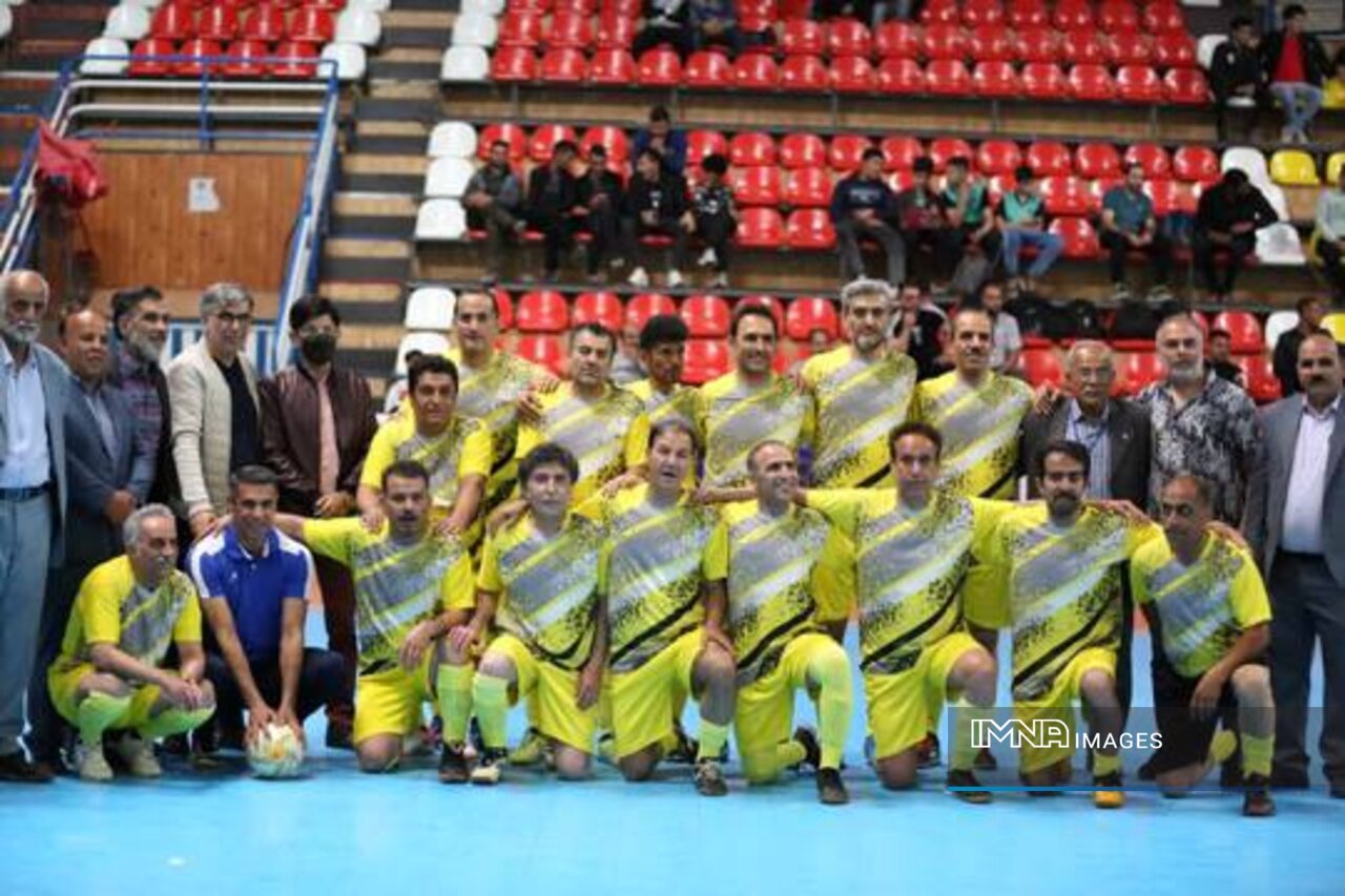 برگزاری بازی نمادین ستاره‌های فوتبال و فوتسال اصفهان در سالن پیروزی +عکس