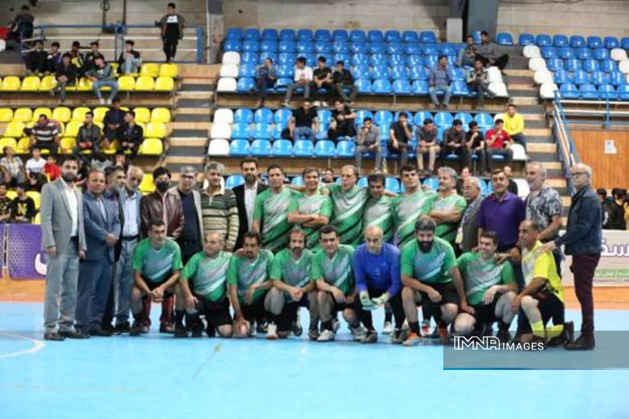 برگزاری بازی نمادین ستارههای فوتبال و فوتسال اصفهان در سالن پیروزی +عکس