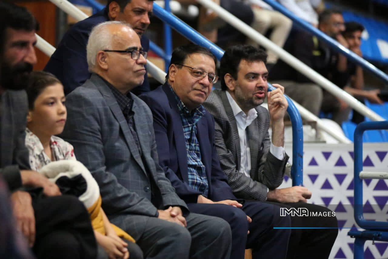 برگزاری بازی نمادین ستارههای فوتبال و فوتسال اصفهان در سالن پیروزی +عکس