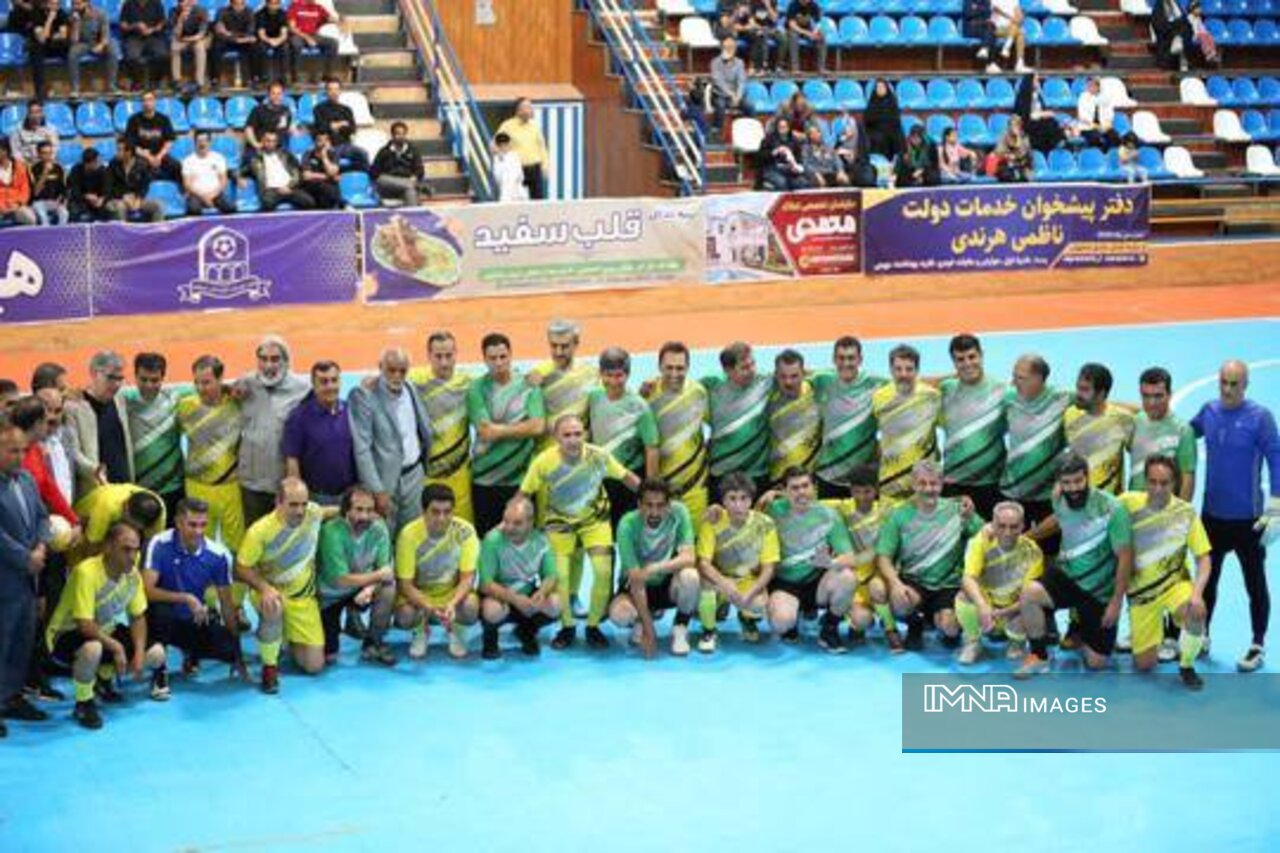 برگزاری بازی نمادین ستارههای فوتبال و فوتسال اصفهان در سالن پیروزی +عکس