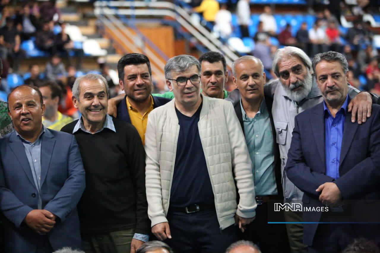 برگزاری بازی نمادین ستاره‌های فوتبال و فوتسال اصفهان در سالن پیروزی +عکس