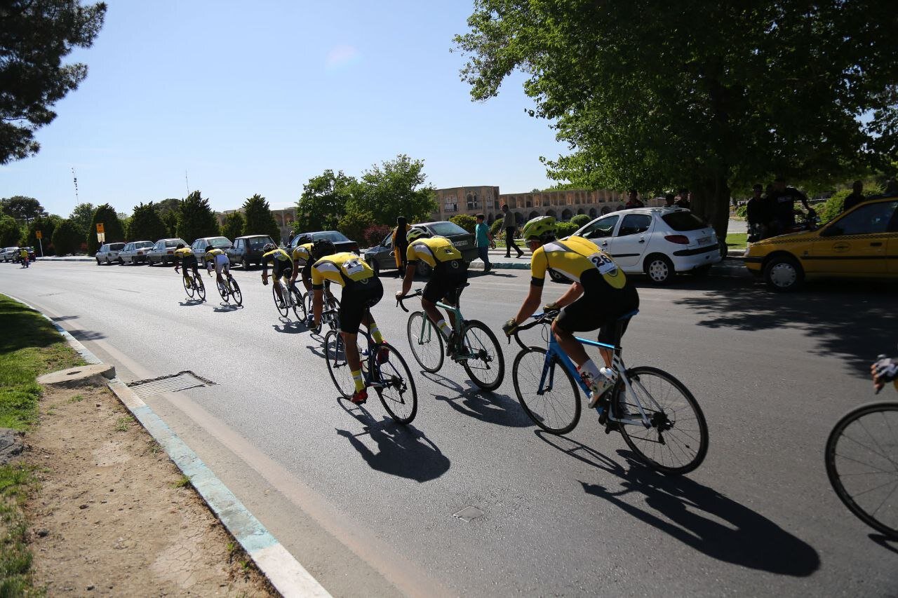 برپایی مسابقات دوچرخه‌سواری استقامت در پل‌خواجو اصفهان