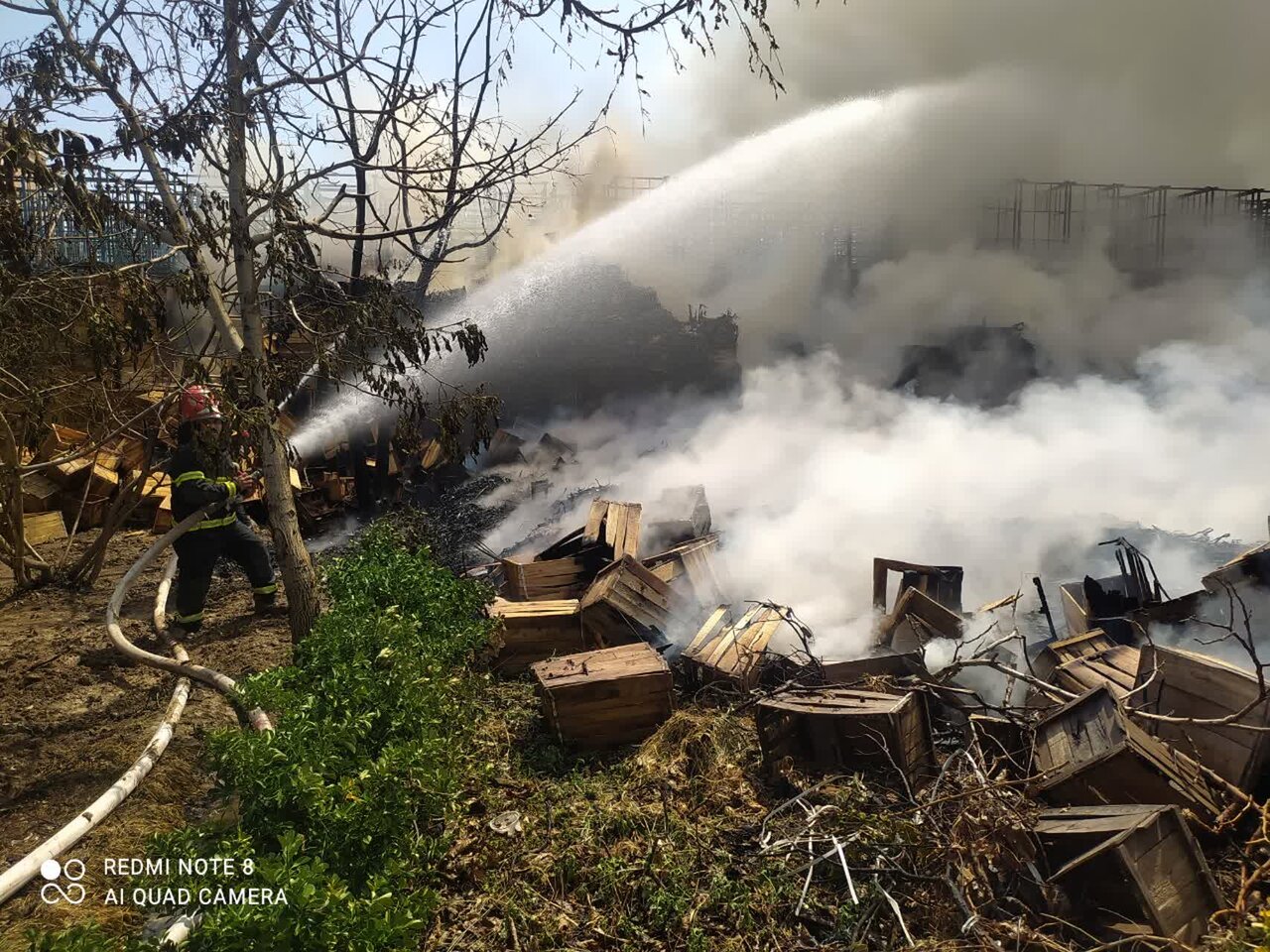 حریق سنگین در سردخانه اباذر و مصدوم شدن یک آتشنشان + عکس و فیلم