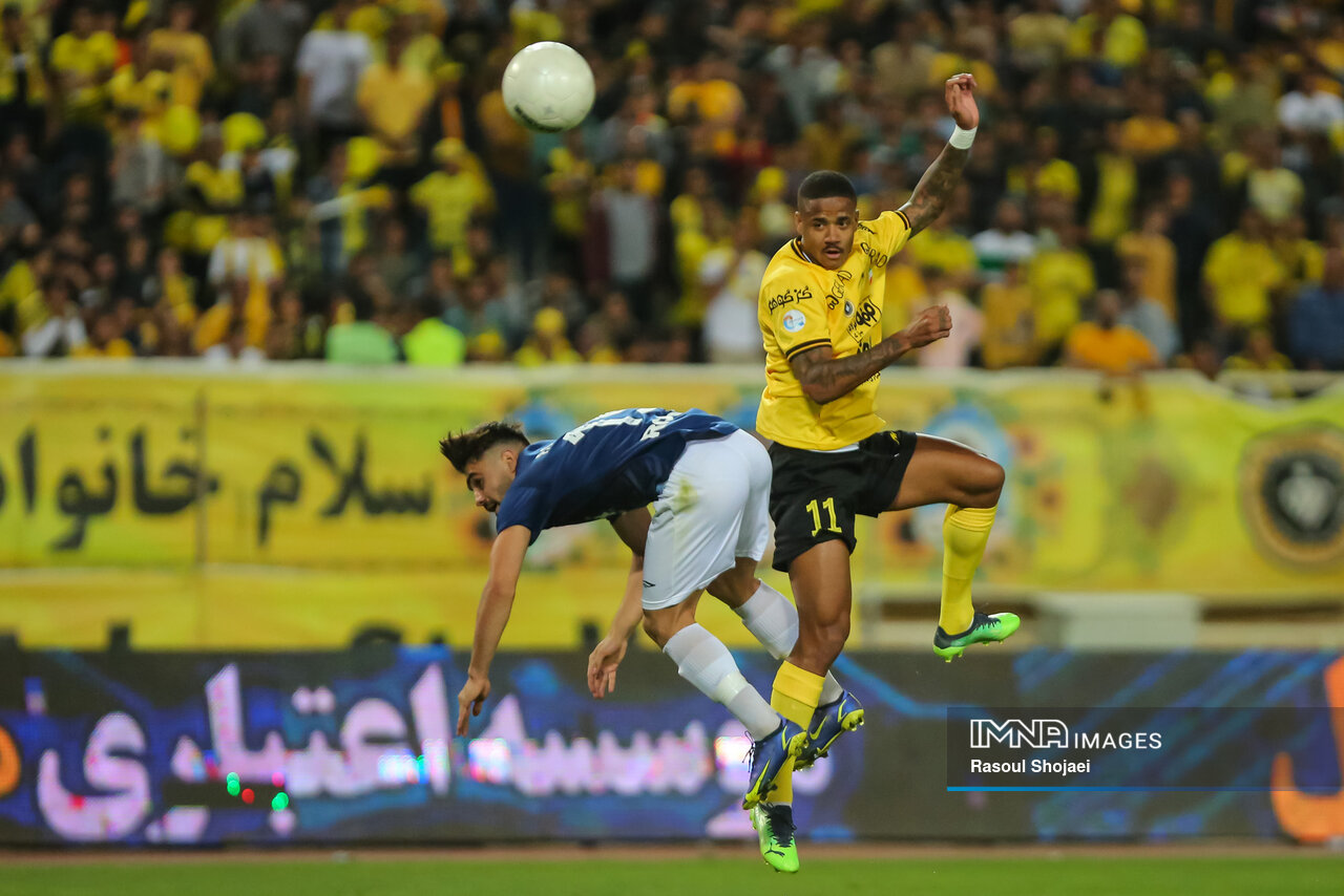 خیال آسوده مورایس از خطحمله آتشین طلاییپوشان / جذب یک هافبکدفاعی برای سپاهان واجب است