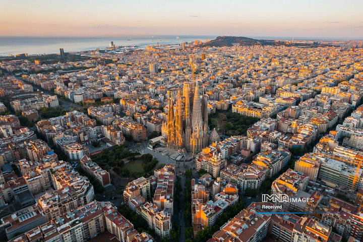 بارسلونا دومین شهر بزرگ اسپانیا به شمار می‌آید و دارای میراث فرهنگی بسیار غنی با بناهای تاریخی و ساختمان‌های مدرن است که قدمت آن به سده اول میلادی باز می‌گردد