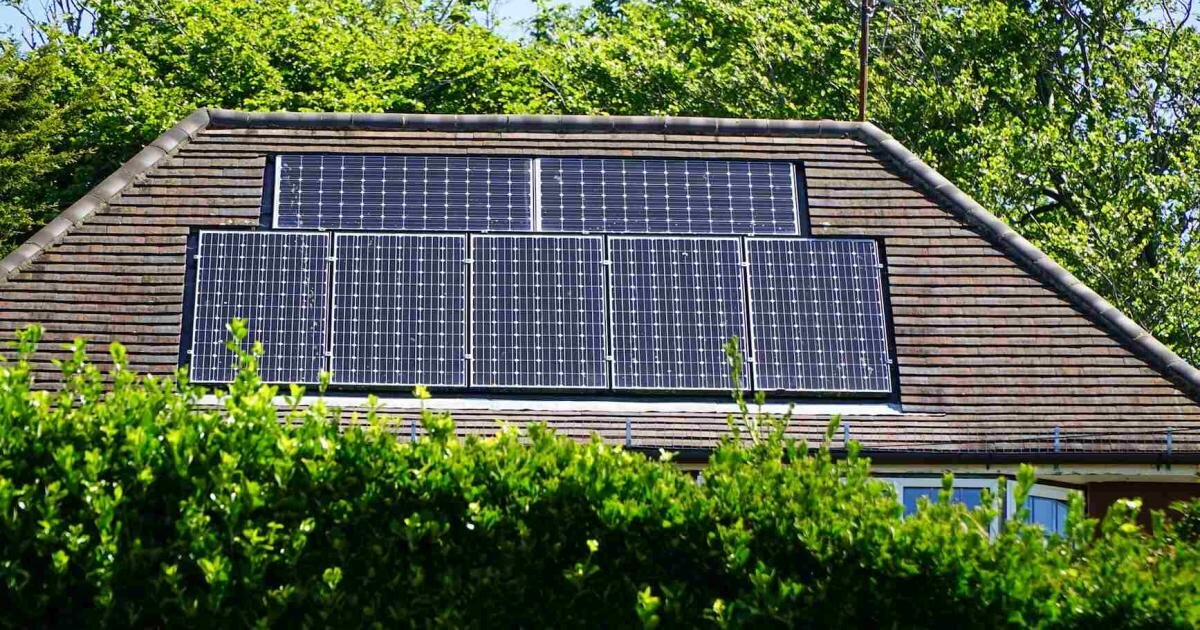 نصب پنل‌های خورشیدی یک‌رنگ بر بام خانه‌های شهر بلژیکی
