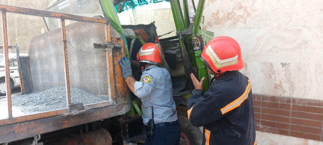 مصدوم شدن ۳ نفر در حادثه انحراف خاور و برخورد آن با یک ساختمان مسکونی + عکس