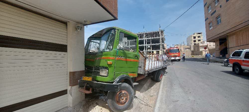 مصدوم شدن ۳ نفر در حادثه انحراف خاور و برخورد آن با یک ساختمان مسکونی + عکس