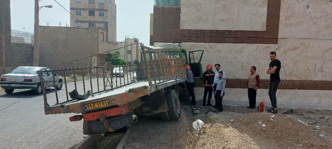 مصدوم شدن ۳ نفر در حادثه انحراف خاور و برخورد آن با یک ساختمان مسکونی + عکس