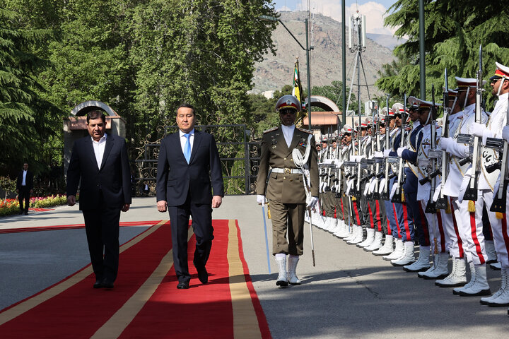 نخست وزیر قزاقستان مورد استقبال رسمی مخبر قرار گرفت
