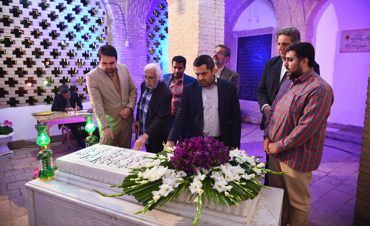 شاعرانهای در ماه شعرای ایران