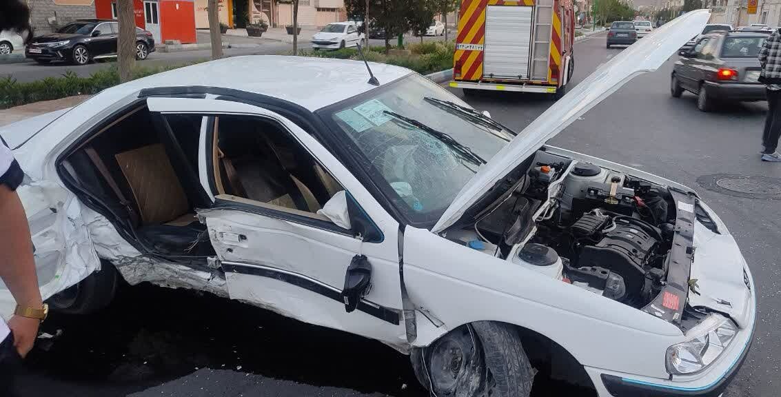 واژگونی پژوپارس در چهارراه پاسداران ۲ مصدوم داشت + عکس