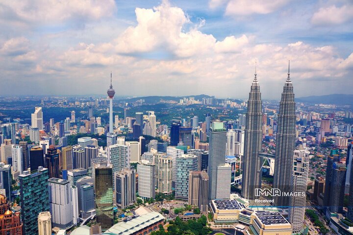کوالالامپور پایتخت، مرکز اقتصادی و کسب و کار کشور مالزي است. در واقع مركزي براي امور مالی، بیمه، املاک، رسانه ها و هنر در اين كشور است
