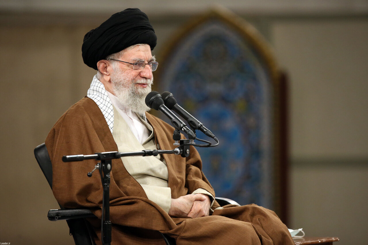 Leader praises Iranian workers' devotion to country, demands their job security