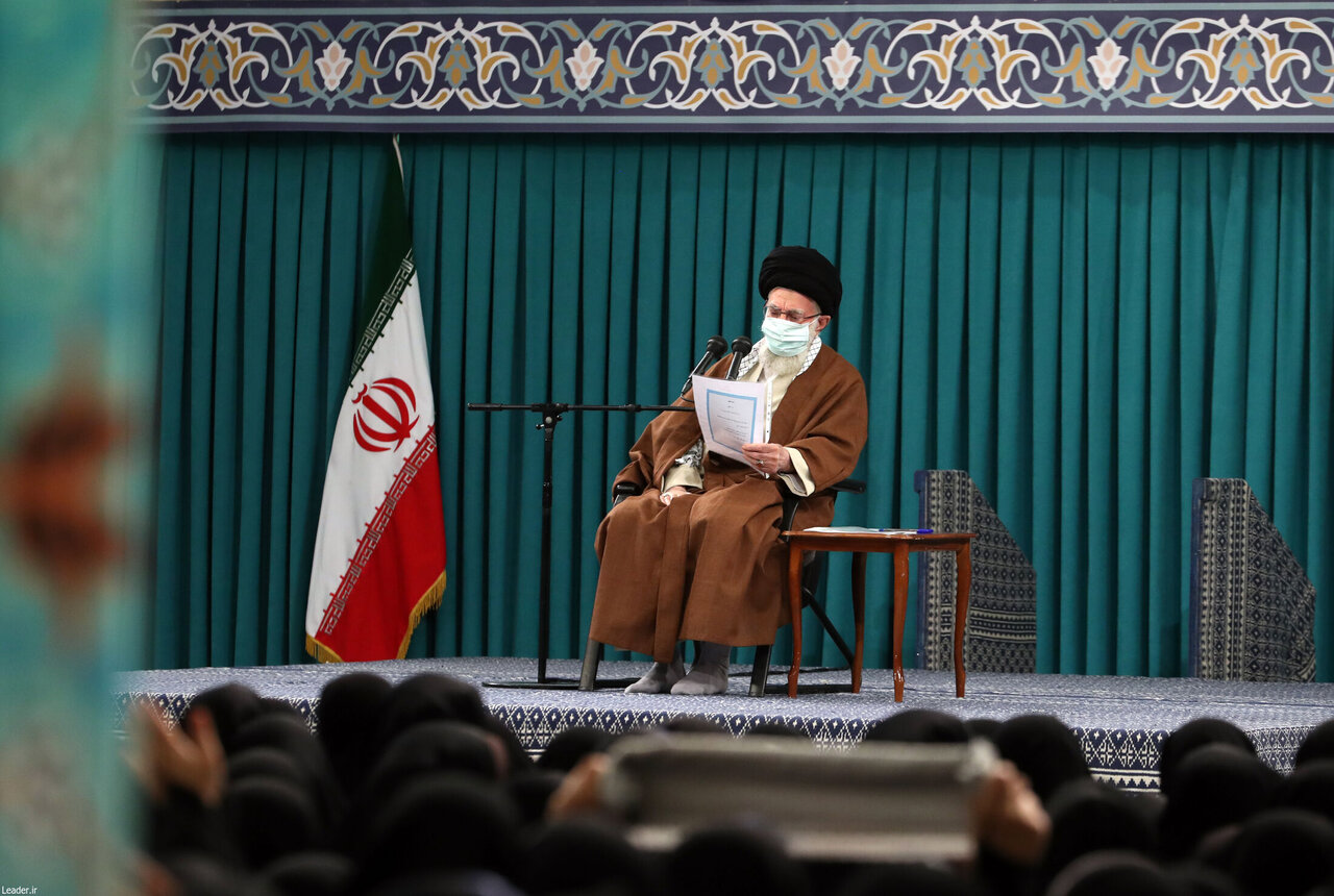 Leader calls on instructors to develop Iranian, Islamic identity among students