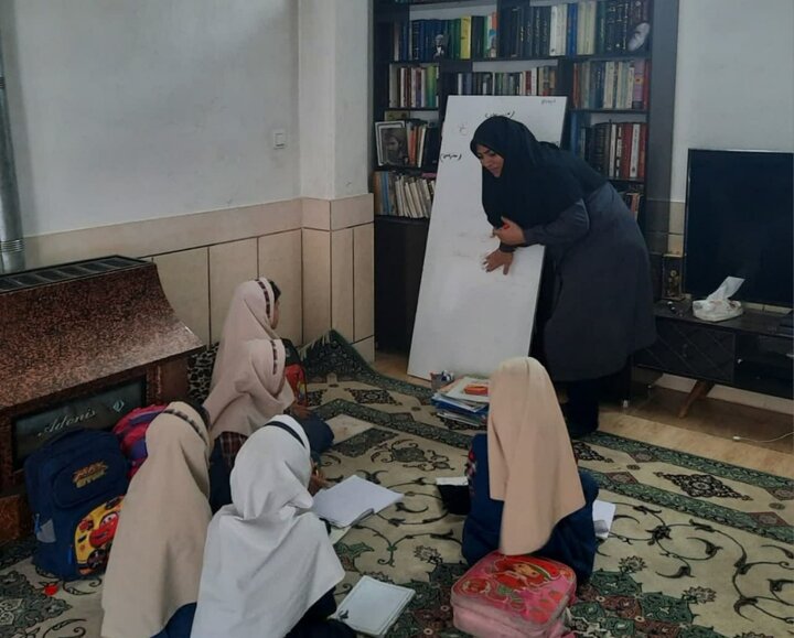 مشق فداکاری معلم اصفهانی با دستان خالی برای کودکان کار