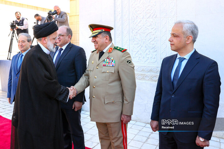 مراسم استقبال رسمی از آیت الله رئیسی توسط رئیس جمهور سوریه