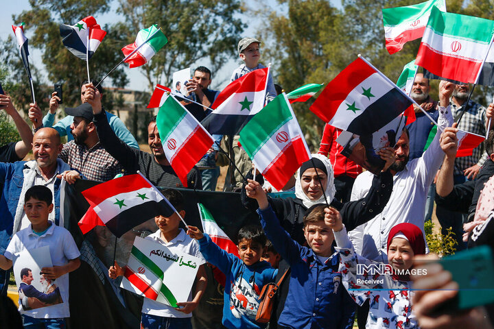 استقبال جمعی از شهروندان سوری از آیت‌الله رئیسی در فرودگاه دمشق