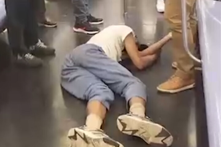 خفه کردن وحشیانه یک سیاهپوست بی‌خانمان در متروی نیویورک