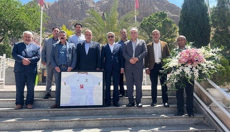 اهدای مدال طلای مسابقات قهرمانی فوتبال ساحلی آسیا به موزهی شهید سلیمانی+عکس