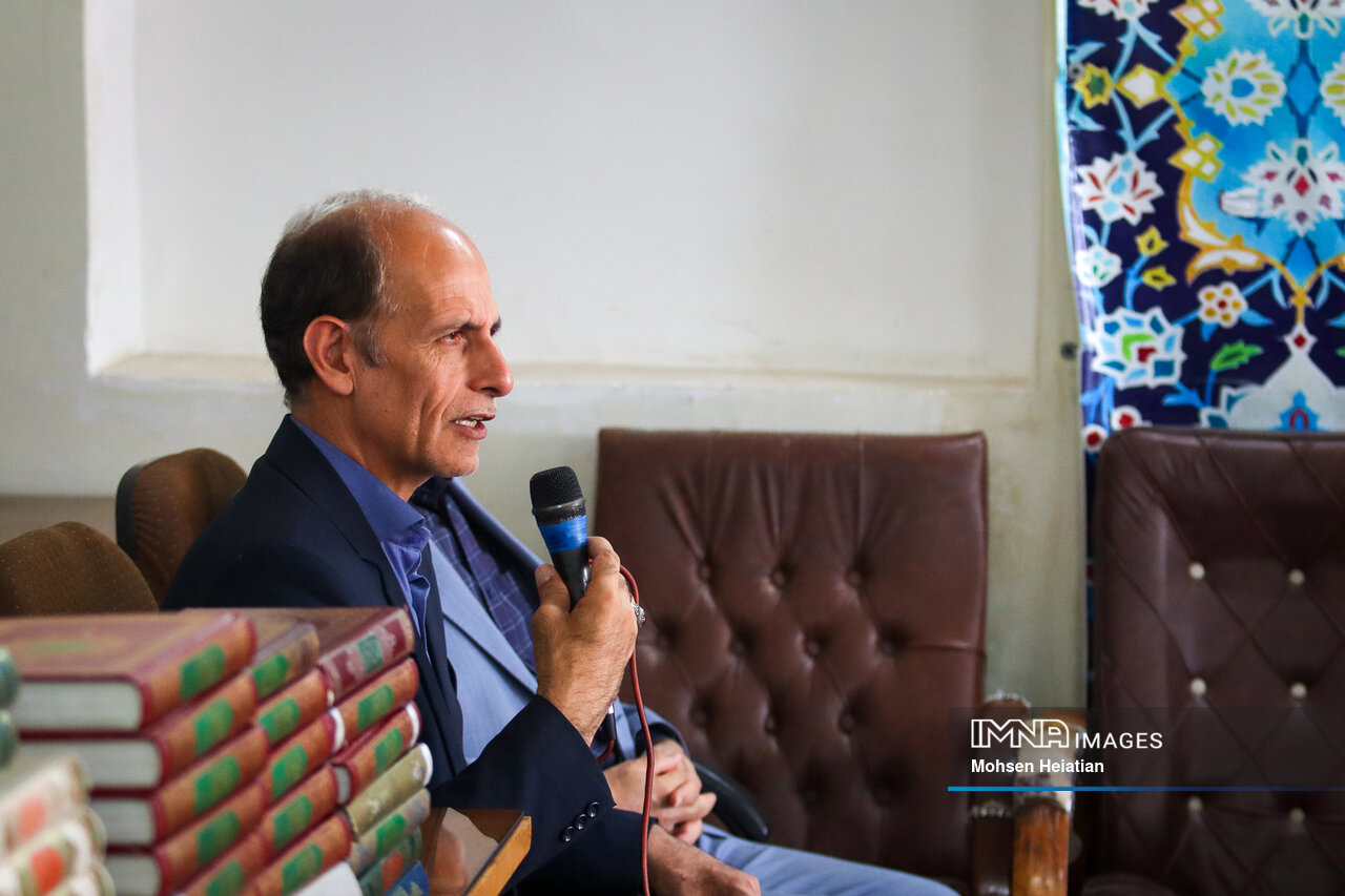 عشق دروازه این بهشت و عاشقی رسم این مدرسه است