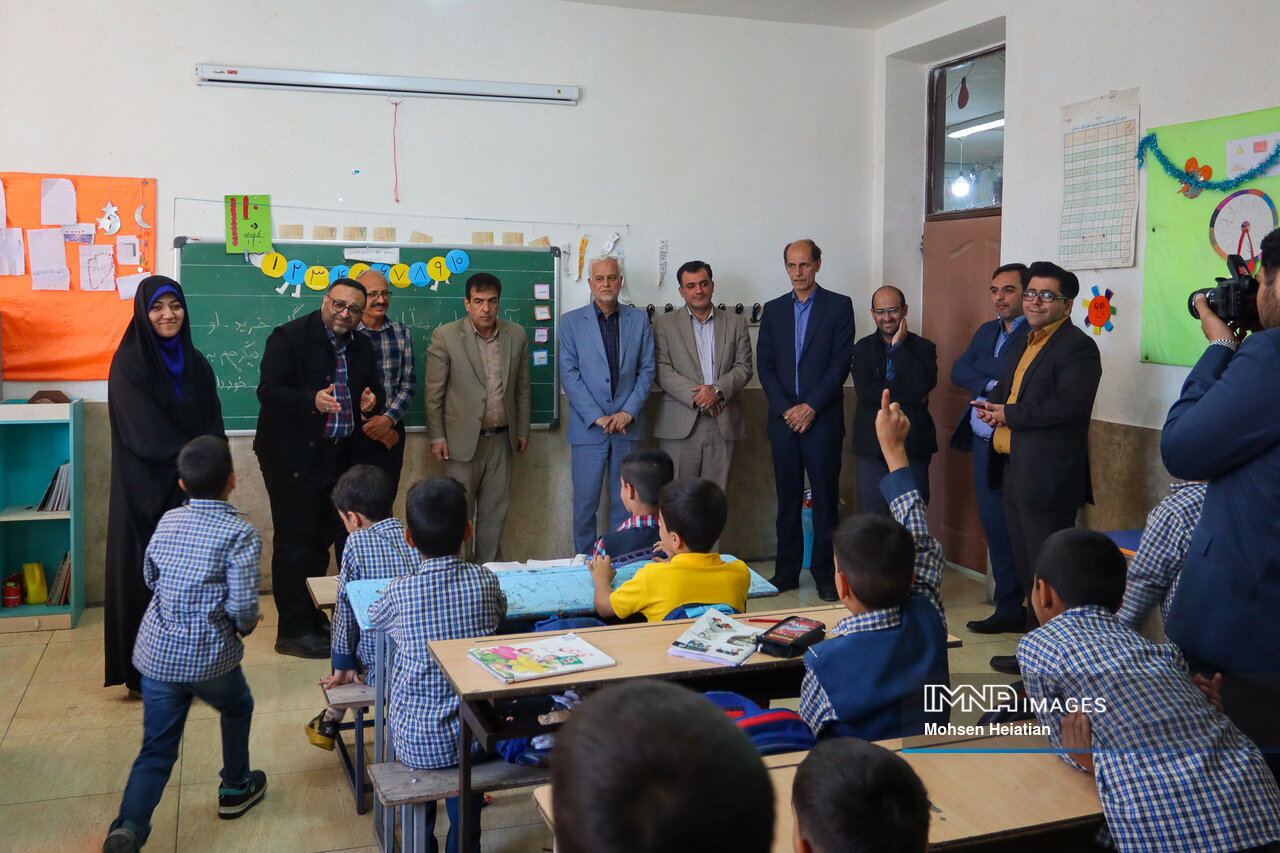 عشق دروازه این بهشت و عاشقی رسم این مدرسه است