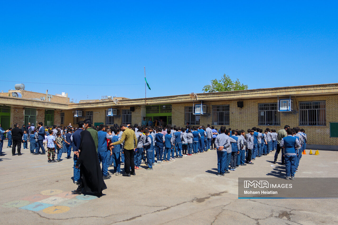 عشق دروازه این بهشت و عاشقی رسم این مدرسه است