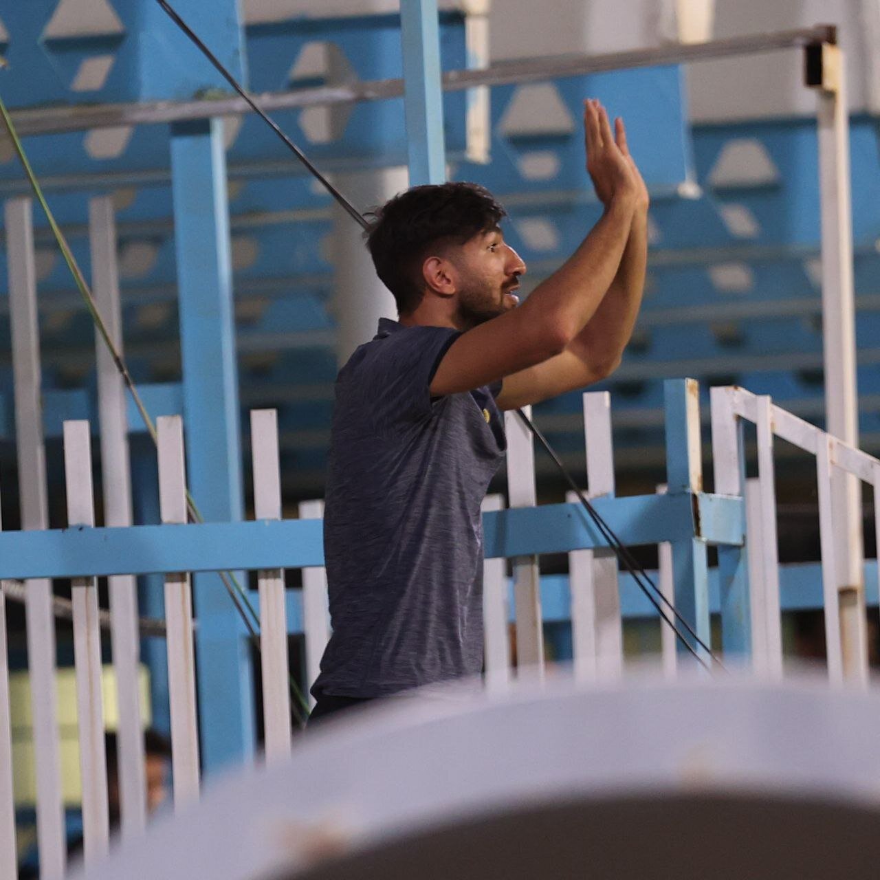 مغانلو رهبر خط حمله سپاهان حتی از روی سکو! + عکس