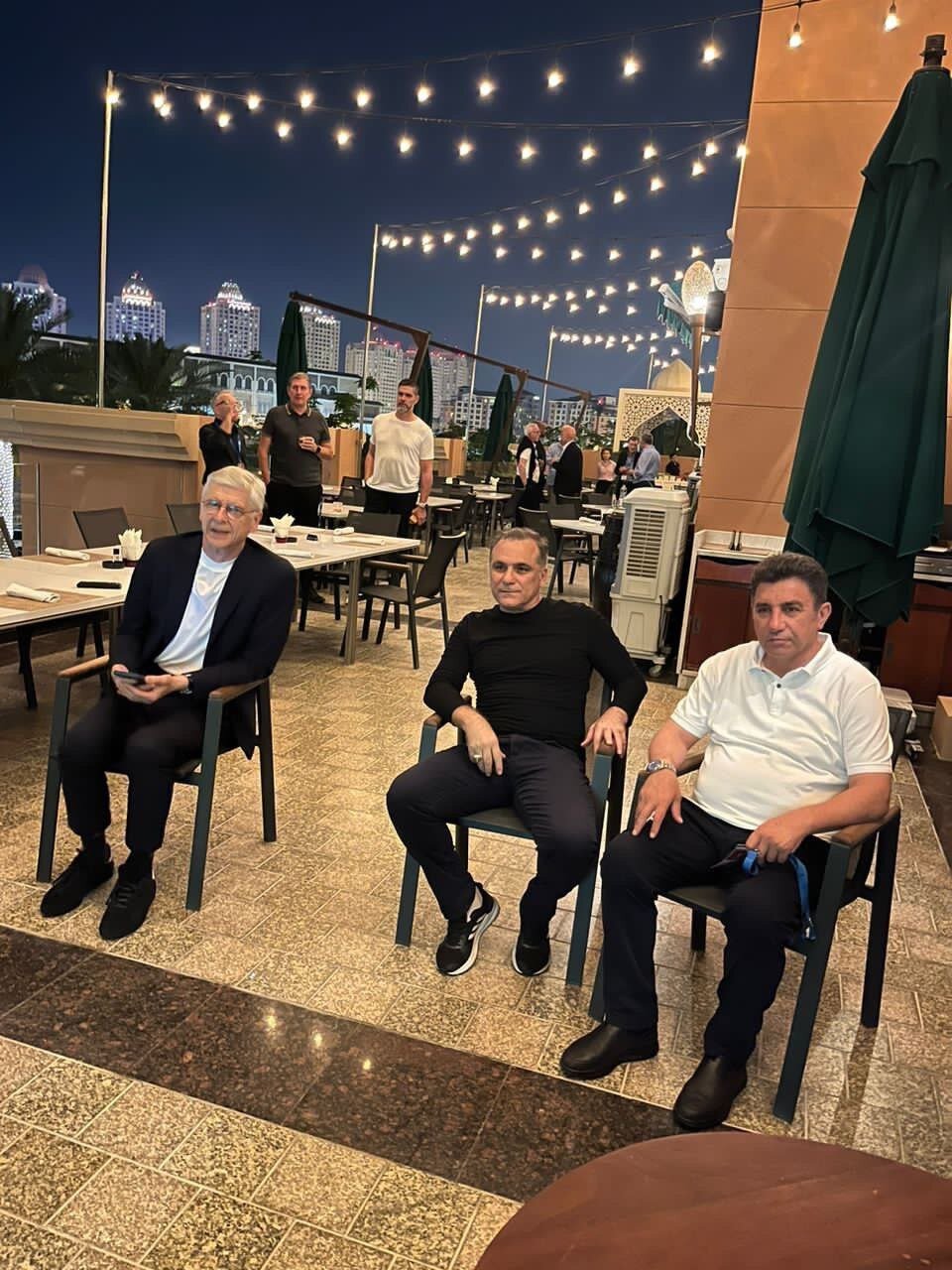 سرمربی تیم ملی در کنار ونگر به تماشای مسابقه فوتبال پرداخت+عکس