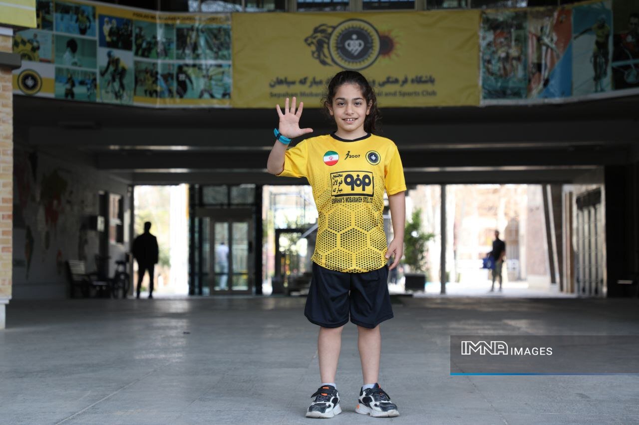 بزرگنمایی رسانهها در بسته شدن صفحات رشد آرات حسینی/ پسر قربانی رفتار پدر میشود؟