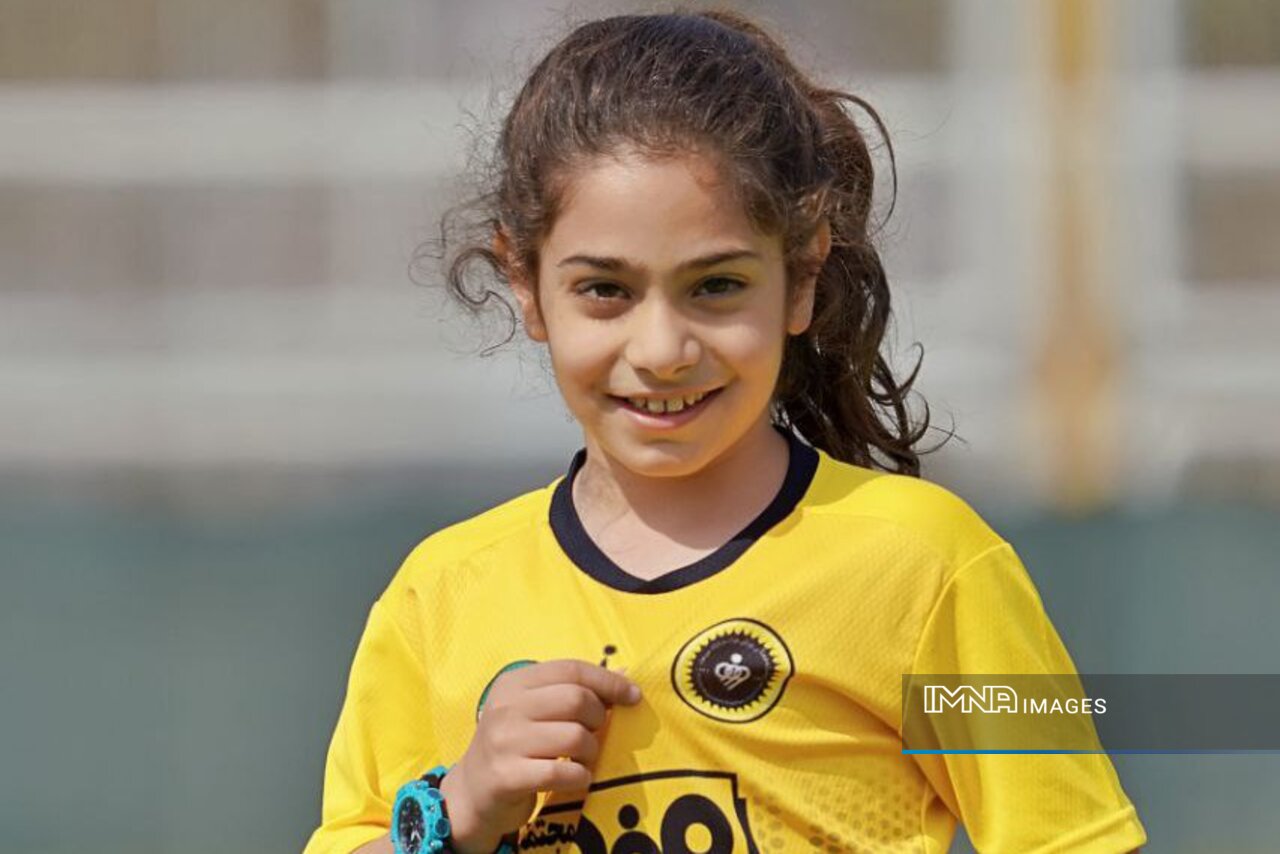 بزرگنمایی رسانهها در بسته شدن صفحات رشد آرات حسینی/ پسر قربانی رفتار پدر میشود؟