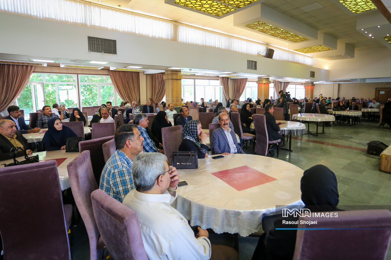 تکریم ۲۲۰ نفر از خادمان دیروز مردم در شهرداری اصفهان