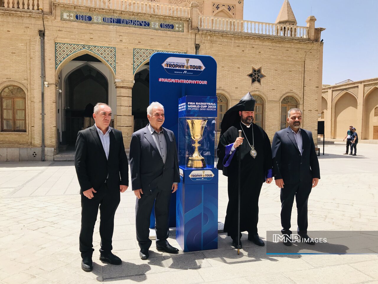 رونمایی از کاپ جام جهانی بسکتبال در کلیسای وانک+فیلم و عکس