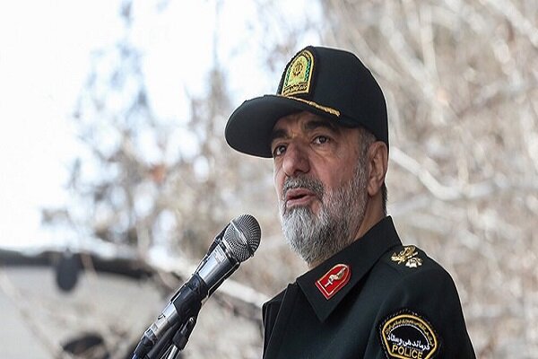 فرمانده کل انتظامی کشور با خانواده شهید "سعید ربیعی" دیدار کرد