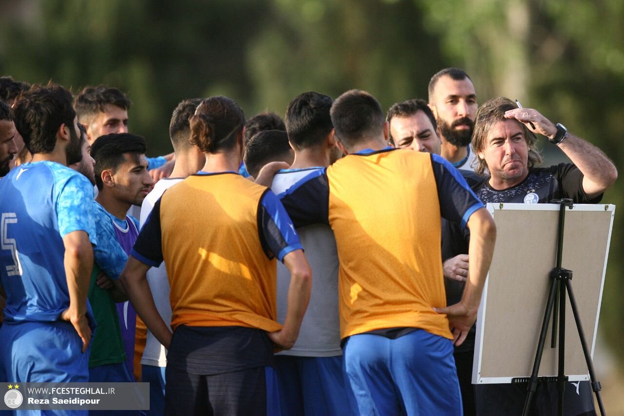 کلاس درس جدید استقلالیها مقابل تخته وایت برد+عکس