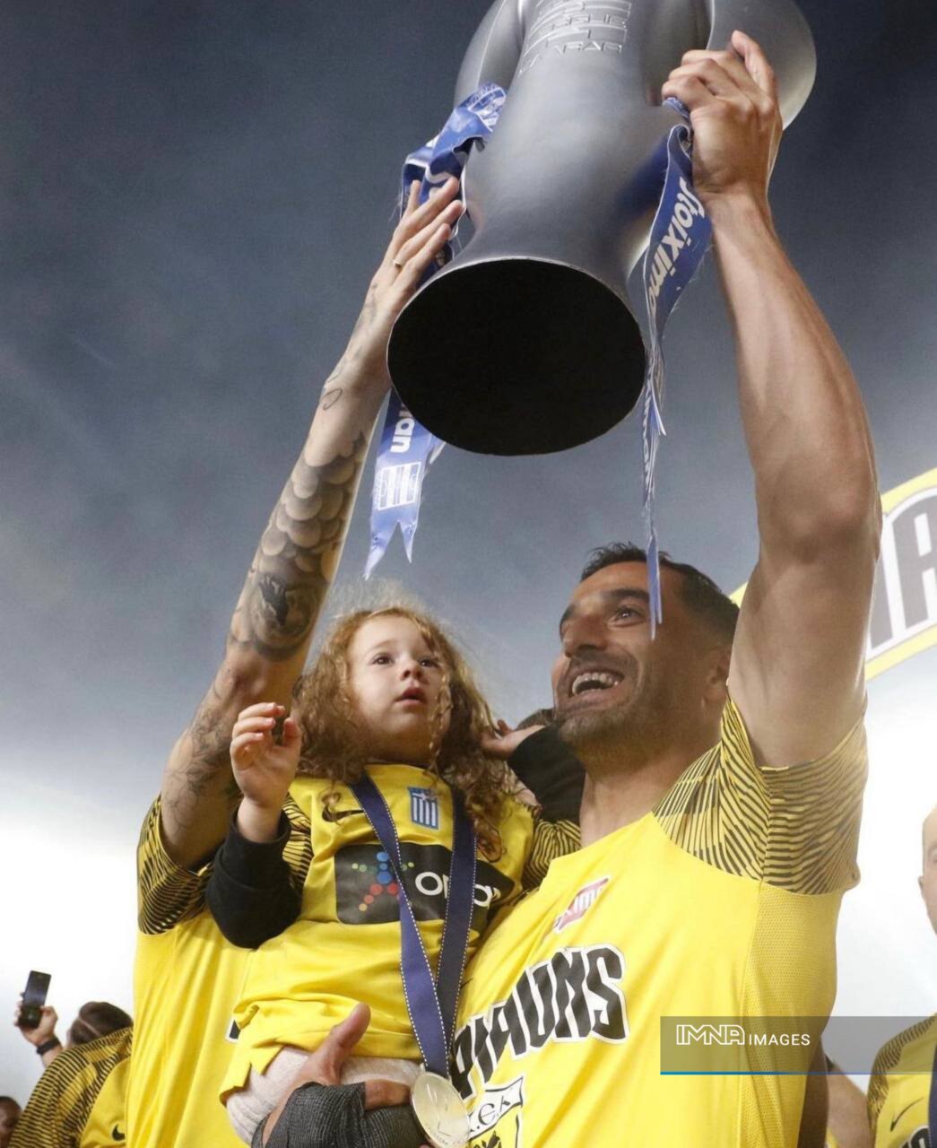 دختر احسان حاجیصفی در جشن قهرمانی آ.اِک سوژه رسانه یونانی +عکس