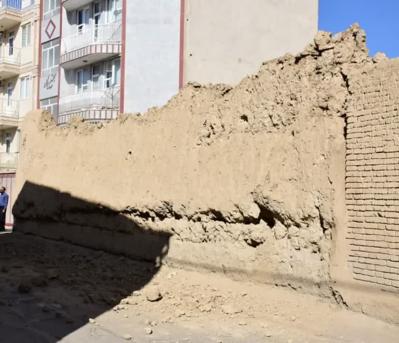 دیوار قدیمی تخریب شده درگلپایگان به ثبت ملی نرسیده بود
